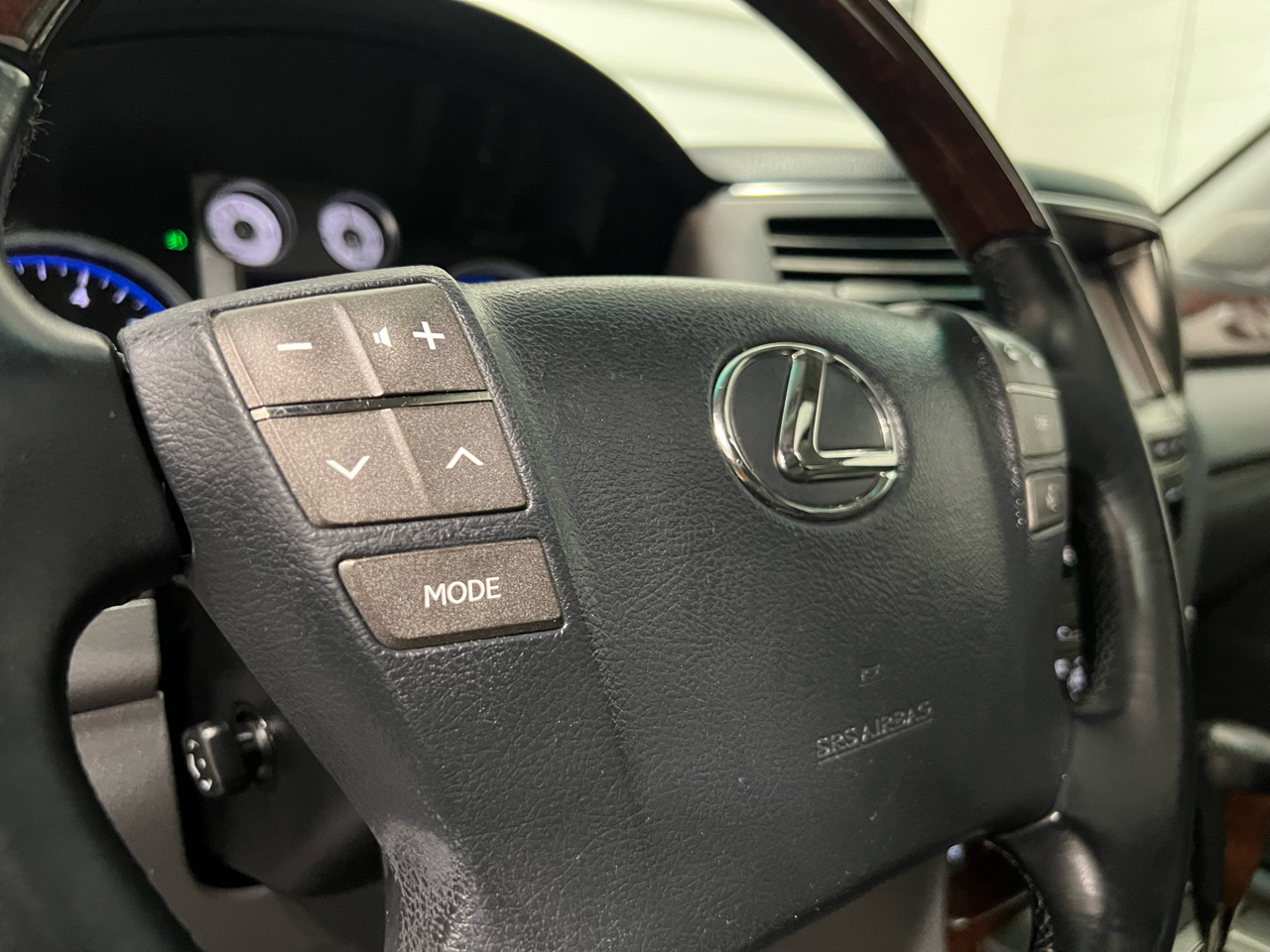 2009 Lexus LX 570 photo 47