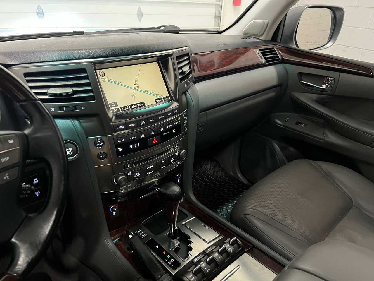 2009 Lexus LX 570 photo 56