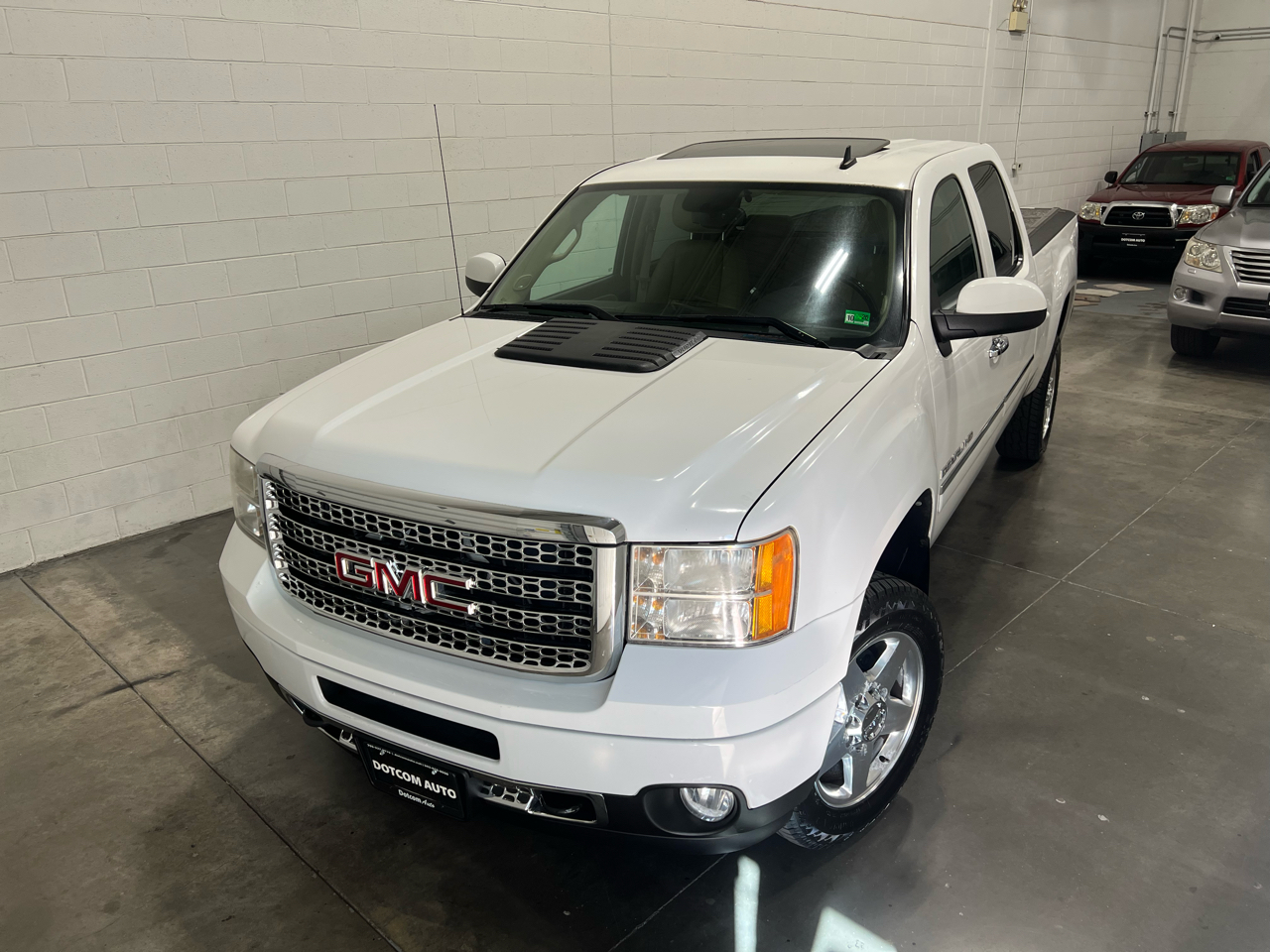 GMC Sierra 2500HD Denali Crew Cab 4WD 2011 GMC Sierra 2500HD Denali Crew Cab 4WD 2011