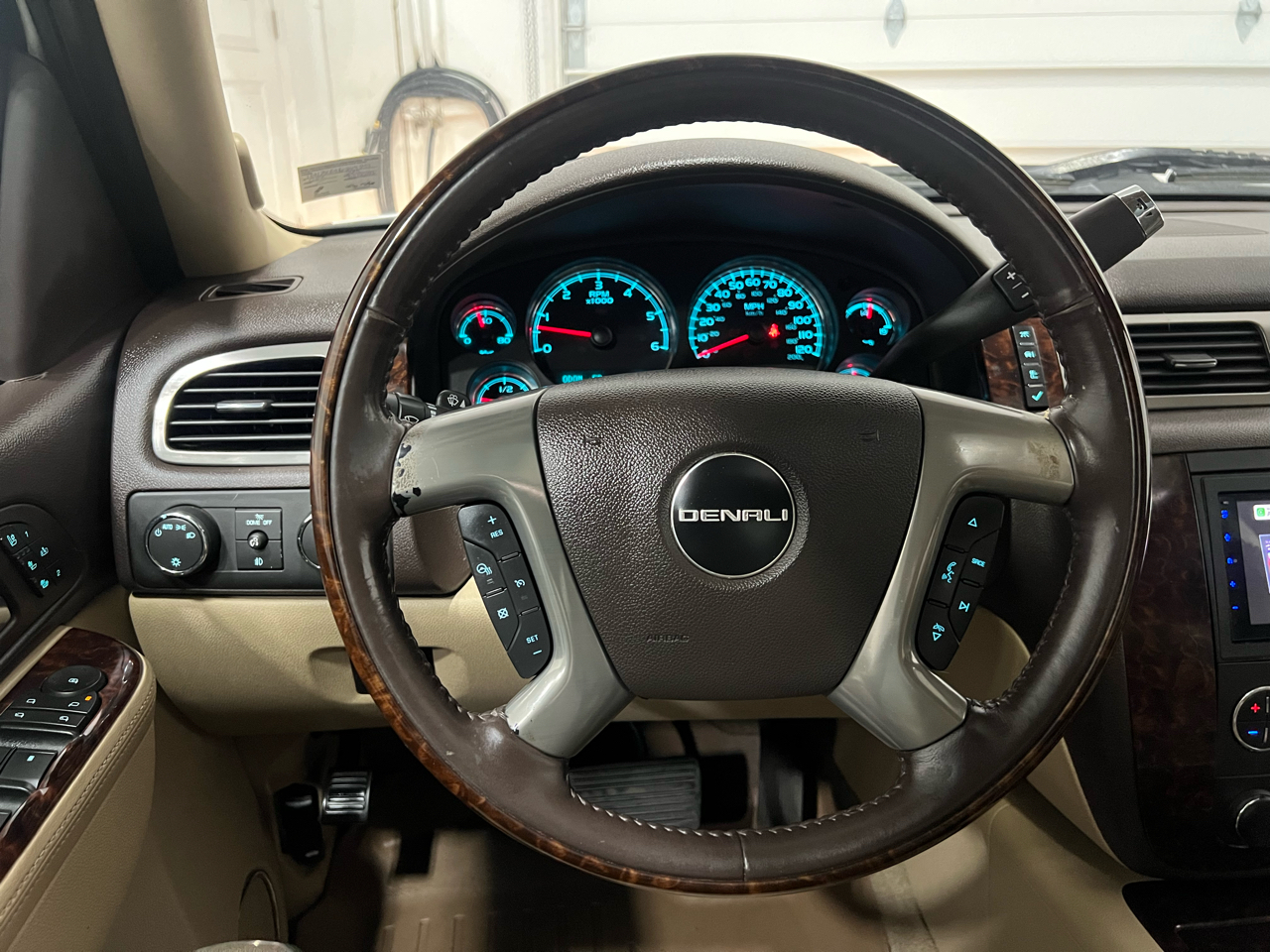 GMC Sierra 2500HD Denali Crew Cab 4WD 2011 GMC Sierra 2500HD Denali Crew Cab 4WD 2011
