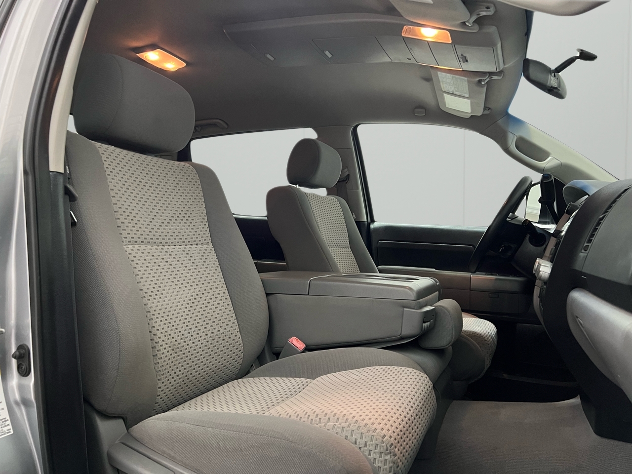 Toyota Tundra Tundra-Grade CrewMax 5.7L 4WD 2010