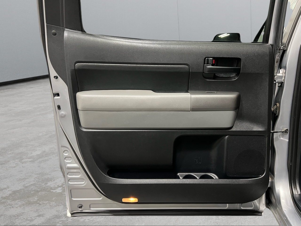 Toyota Tundra Tundra-Grade CrewMax 5.7L 4WD 2010