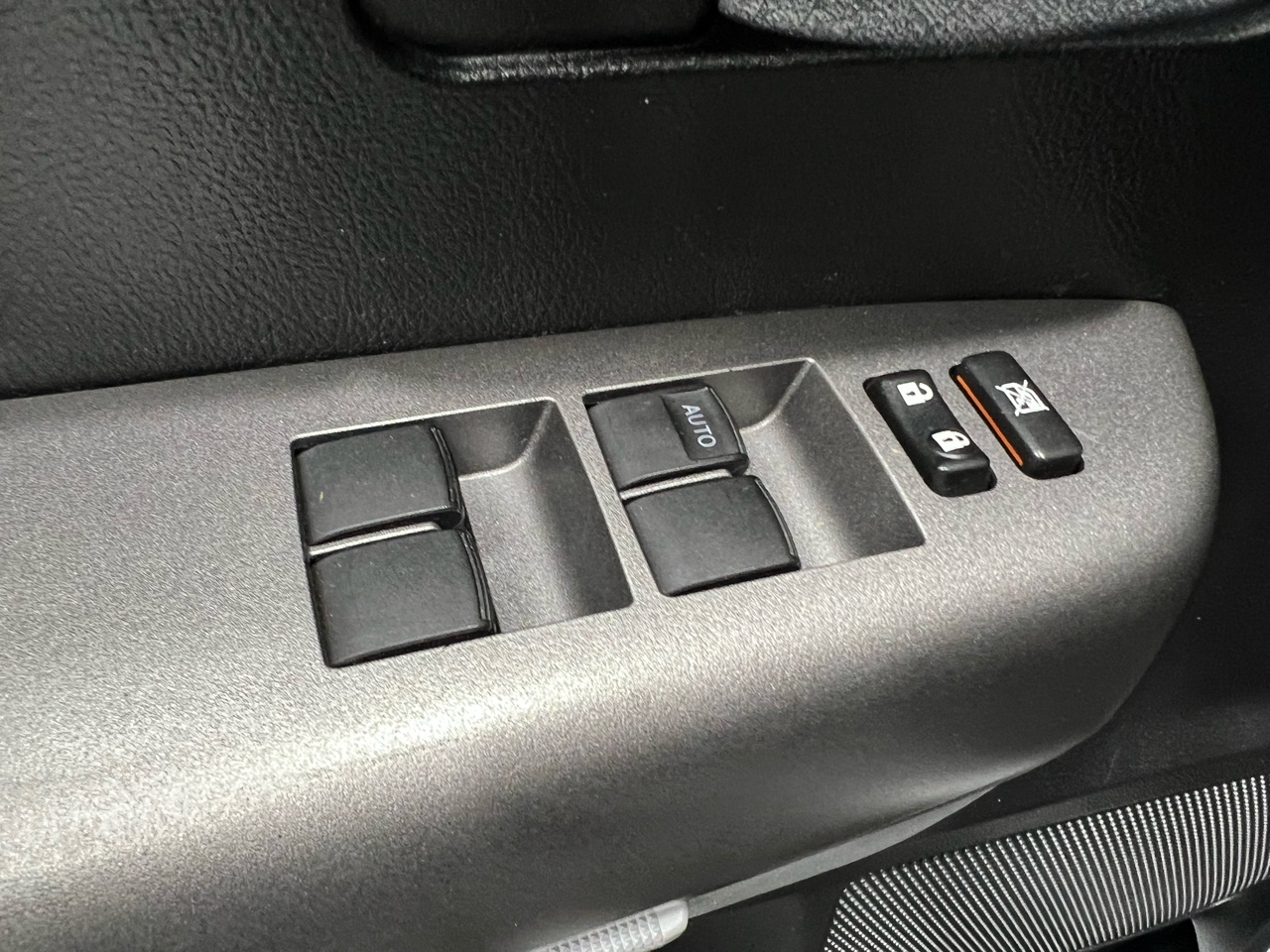 Toyota Tundra Tundra-Grade CrewMax 5.7L 4WD 2010