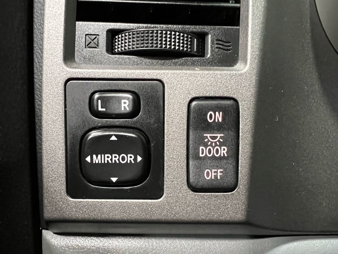 Toyota Tundra Tundra-Grade CrewMax 5.7L 4WD 2010