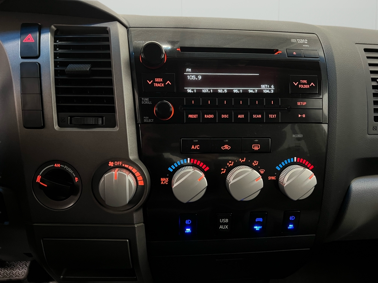 Toyota Tundra Tundra-Grade CrewMax 5.7L 4WD 2010