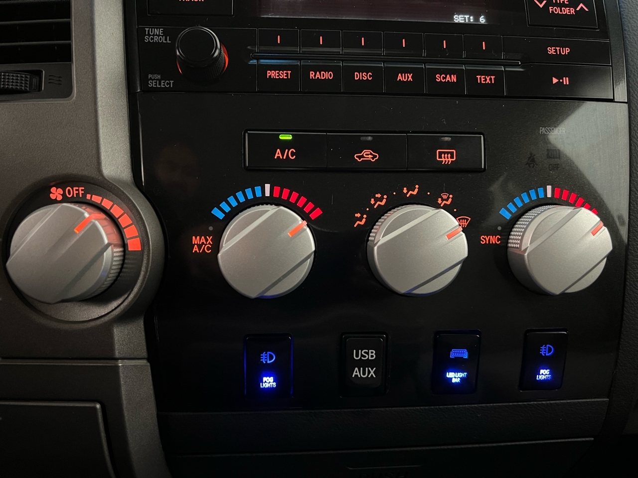 Toyota Tundra Tundra-Grade CrewMax 5.7L 4WD 2010