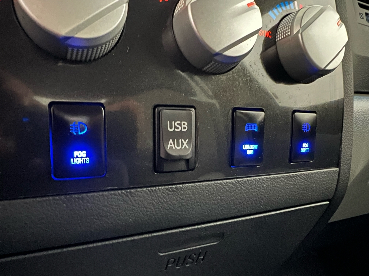 Toyota Tundra Tundra-Grade CrewMax 5.7L 4WD 2010