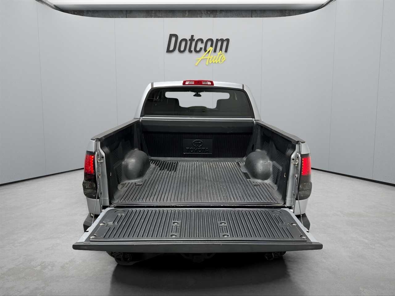 Toyota Tundra Tundra-Grade CrewMax 5.7L 4WD 2010