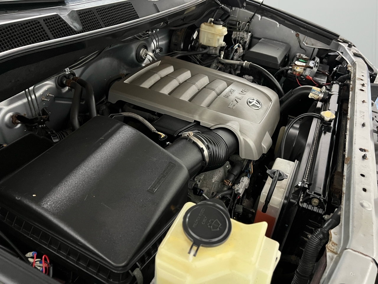 Toyota Tundra Tundra-Grade CrewMax 5.7L 4WD 2010