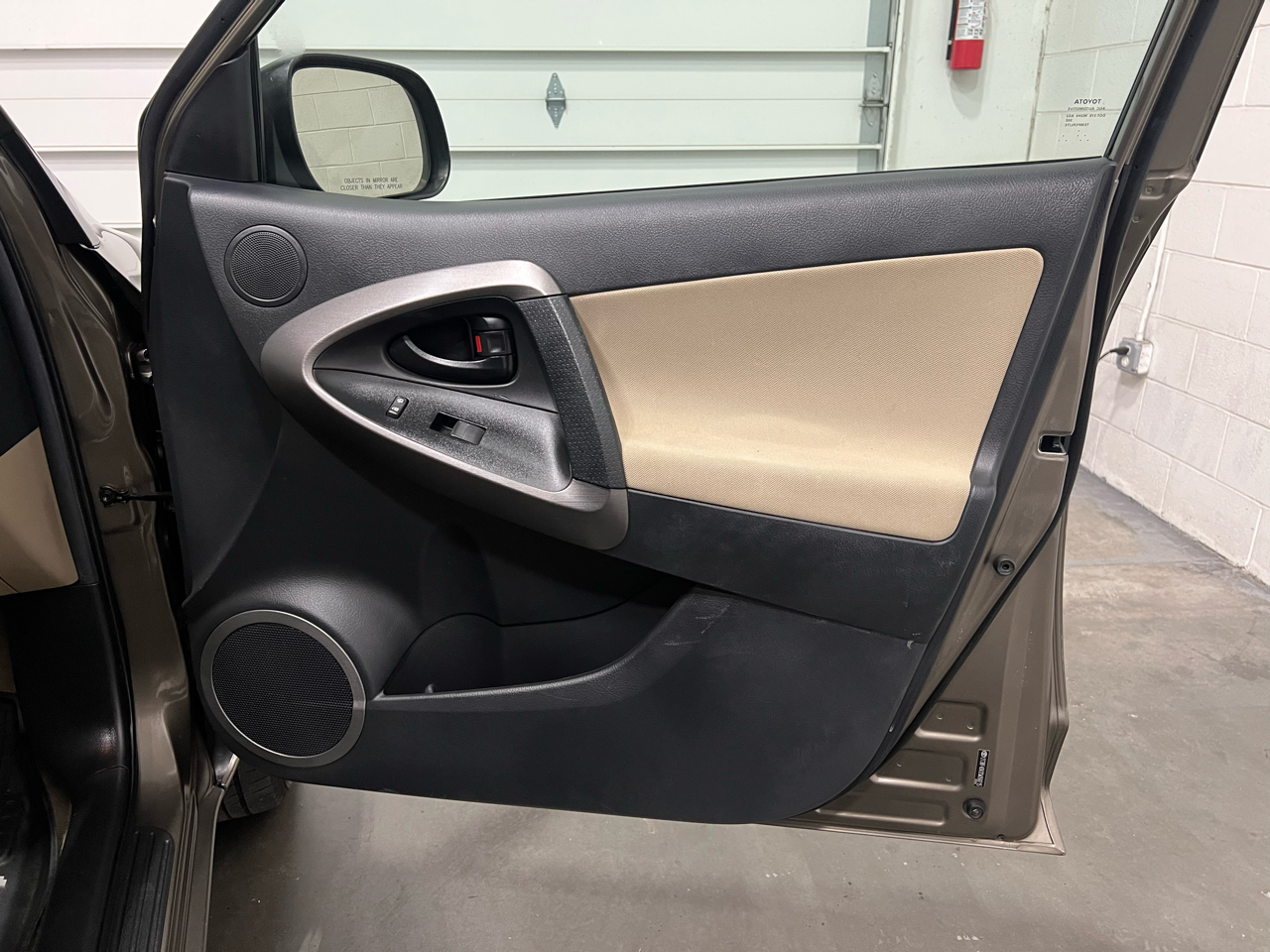 Toyota RAV4 Base I4 4WD 2012