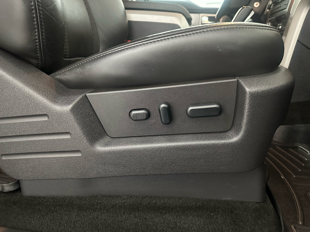 Ford F-150 SVT Raptor SuperCab 5.5-ft. Bed 4WD 2011