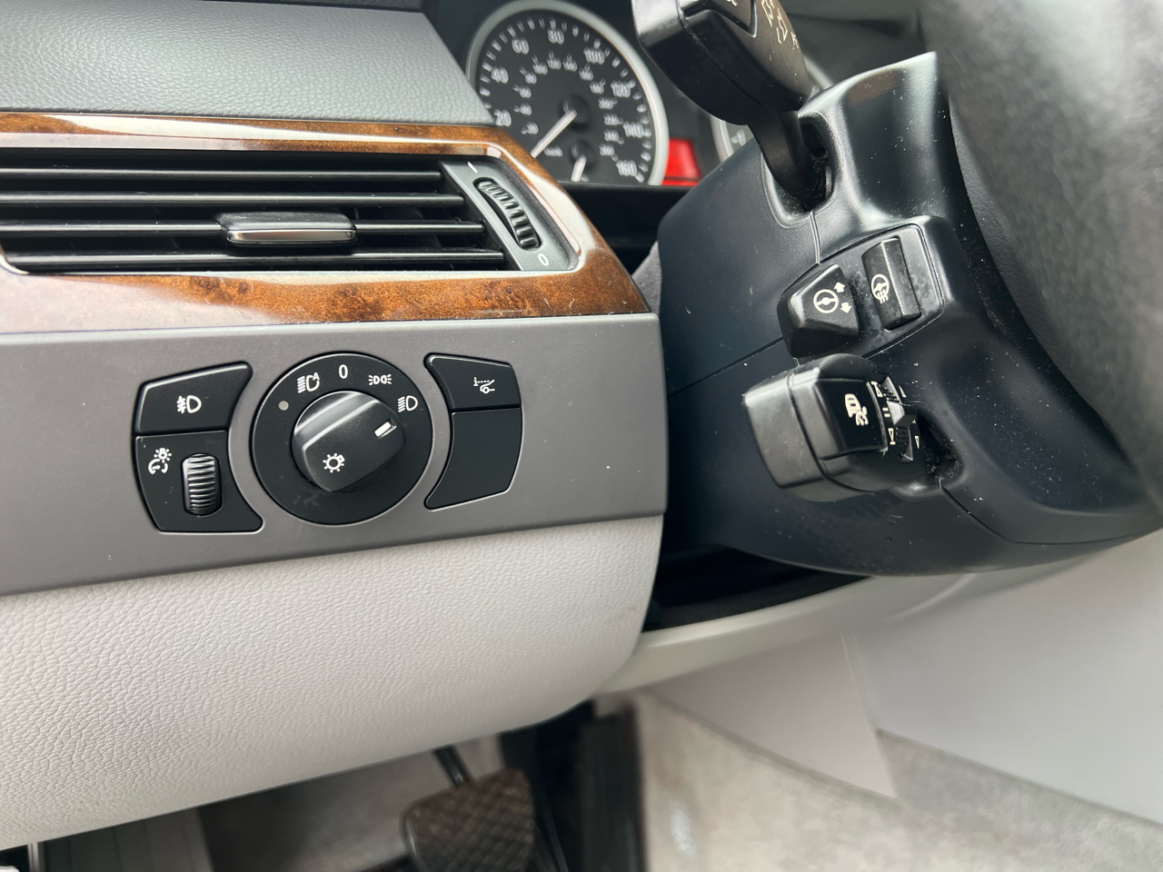 BMW 5-Series 530xi 2006