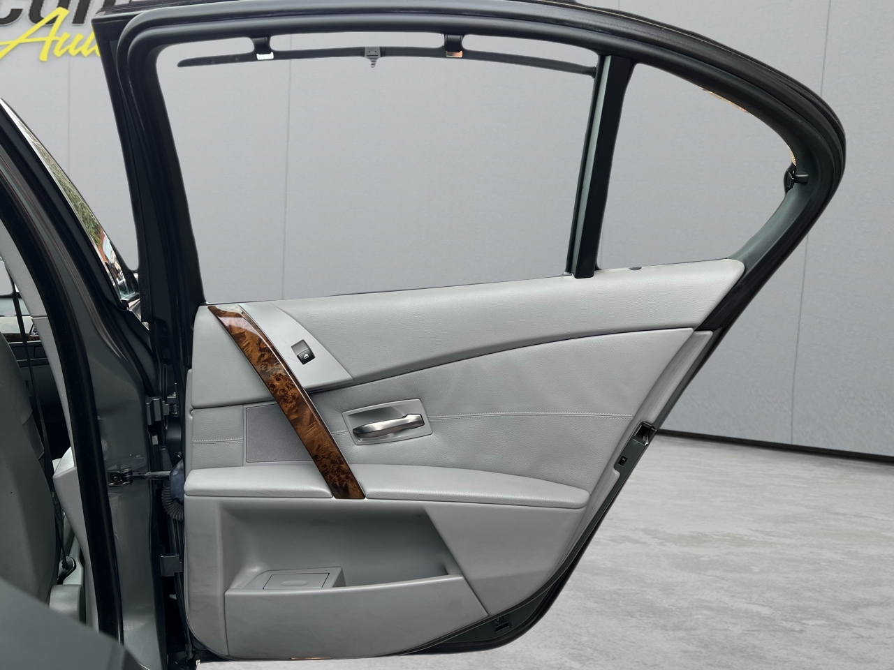 BMW 5-Series 530xi 2006