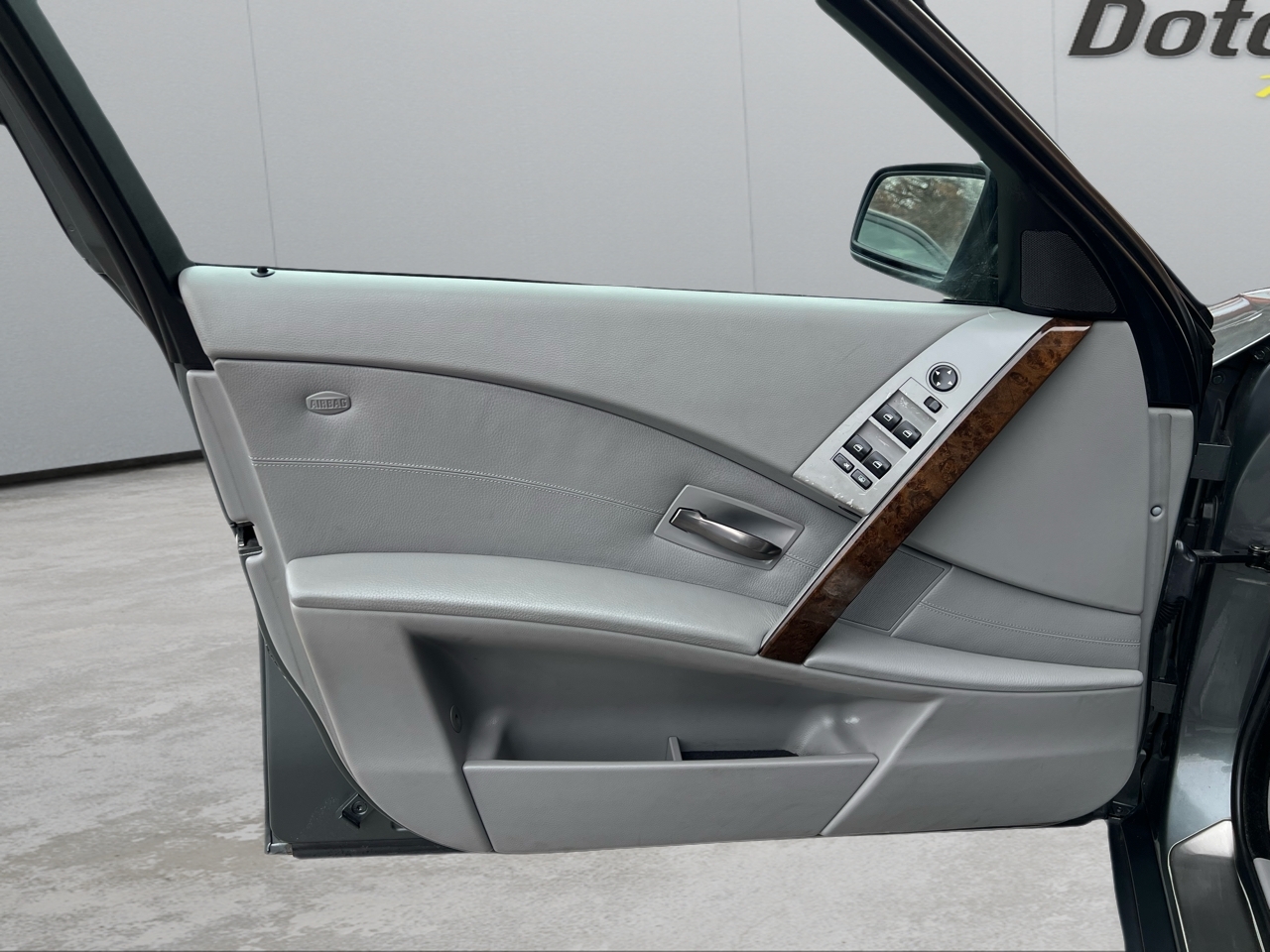 BMW 5-Series 530xi 2006