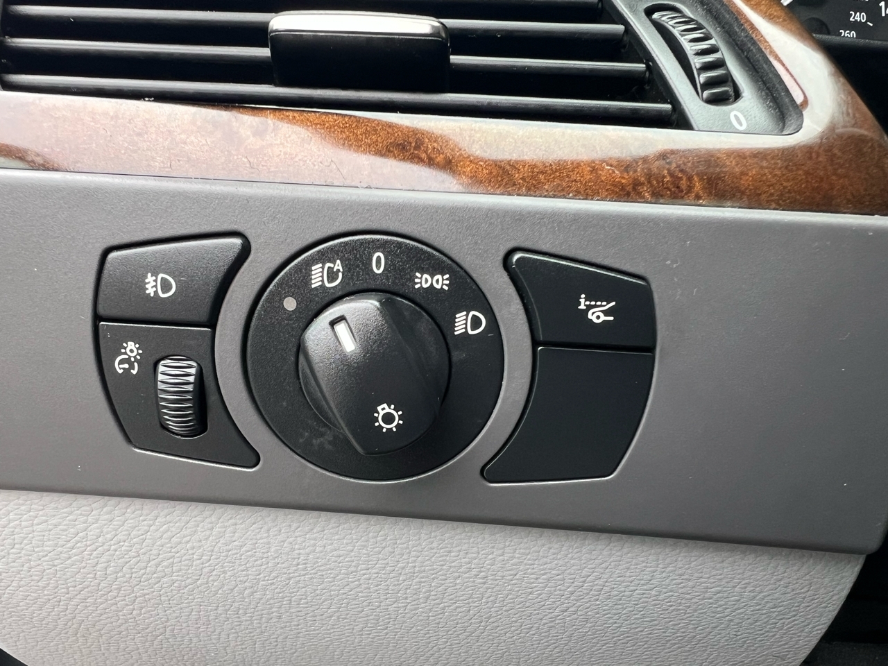 BMW 5-Series 530xi 2006