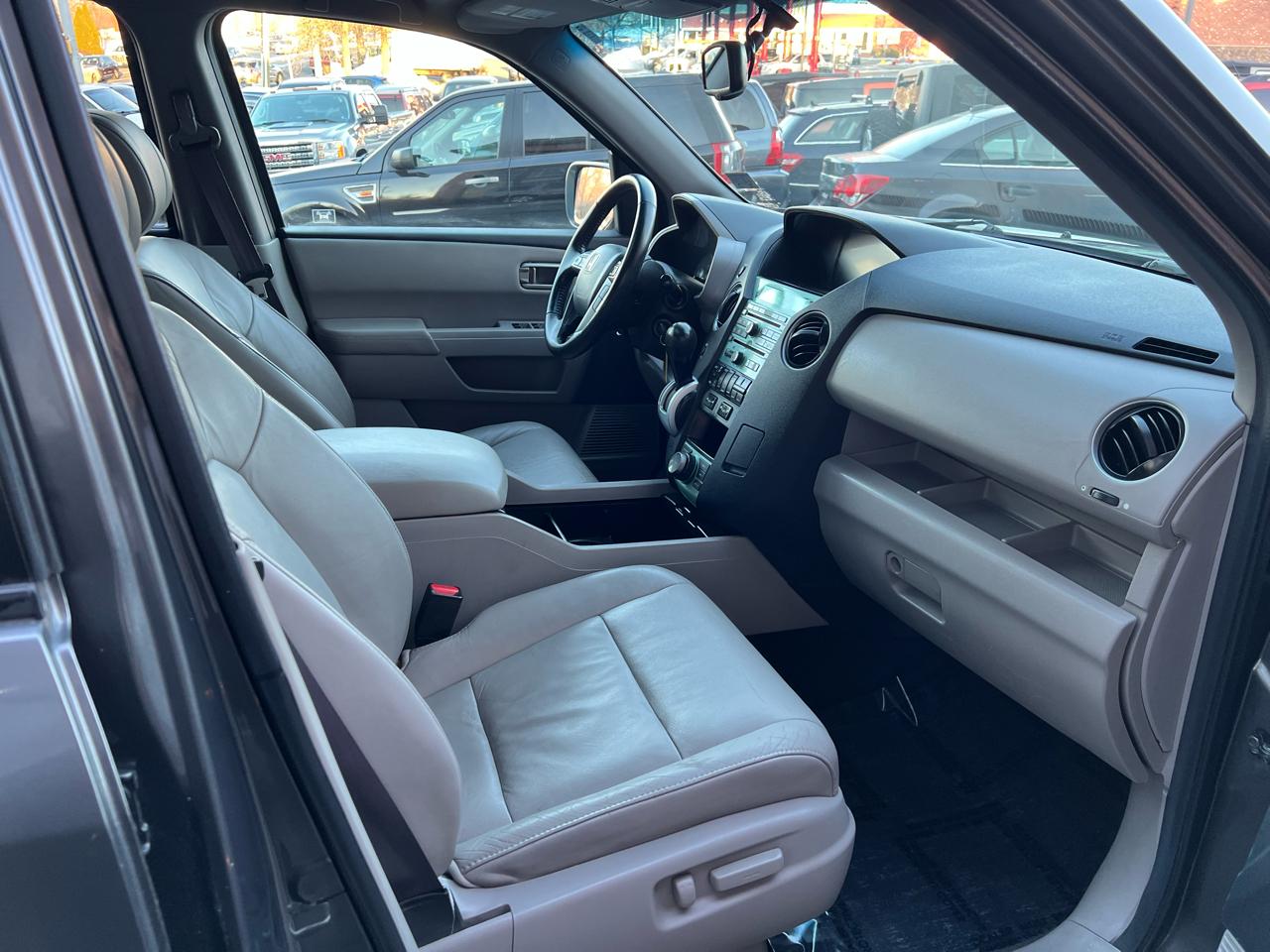 Honda Pilot Touring 4WD 5-Spd AT with DVD 2011