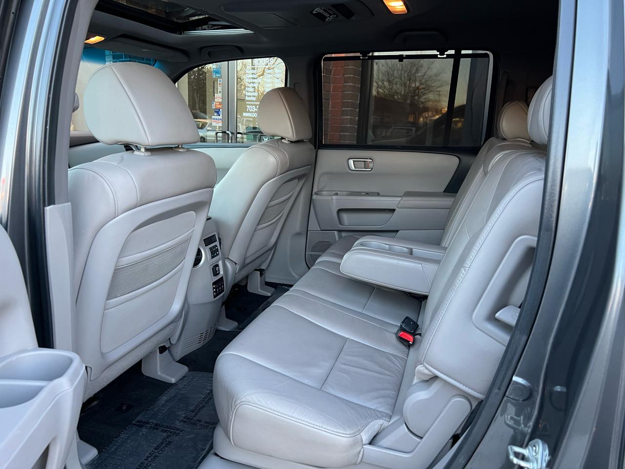 Honda Pilot Touring 4WD 5-Spd AT with DVD 2011