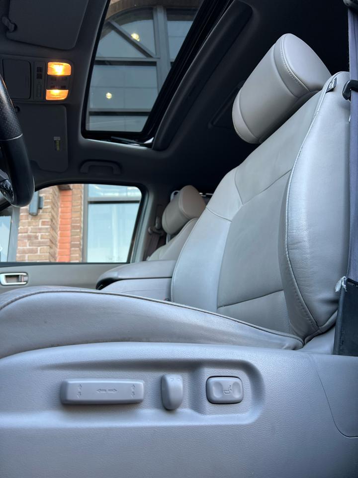 Honda Pilot Touring 4WD 5-Spd AT with DVD 2011