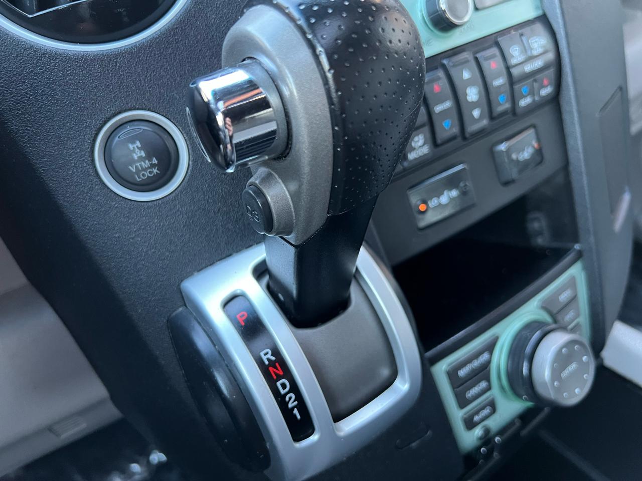 Honda Pilot Touring 4WD 5-Spd AT with DVD 2011