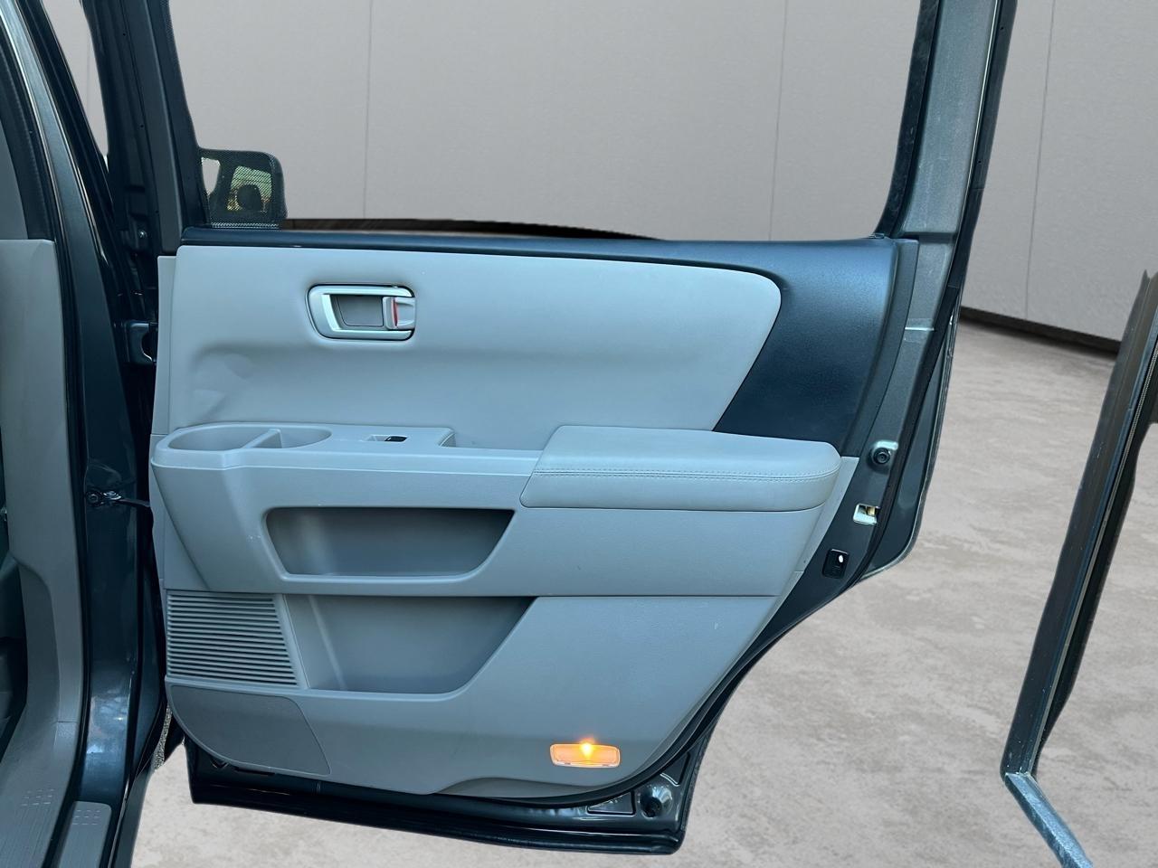 Honda Pilot Touring 4WD 5-Spd AT with DVD 2011