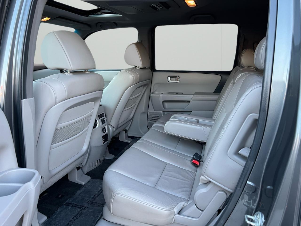 Honda Pilot Touring 4WD 5-Spd AT with DVD 2011