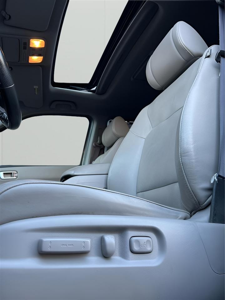 Honda Pilot Touring 4WD 5-Spd AT with DVD 2011