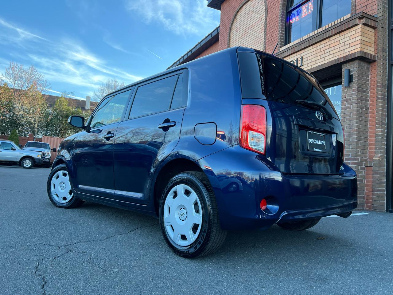 Scion xB 5-Door Wagon 5-Spd MT 2014