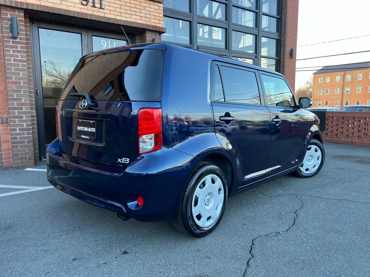Scion xB 5-Door Wagon 5-Spd MT 2014
