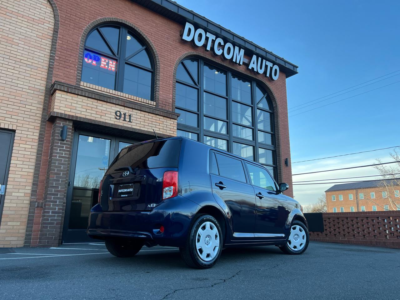 Scion xB 5-Door Wagon 5-Spd MT 2014