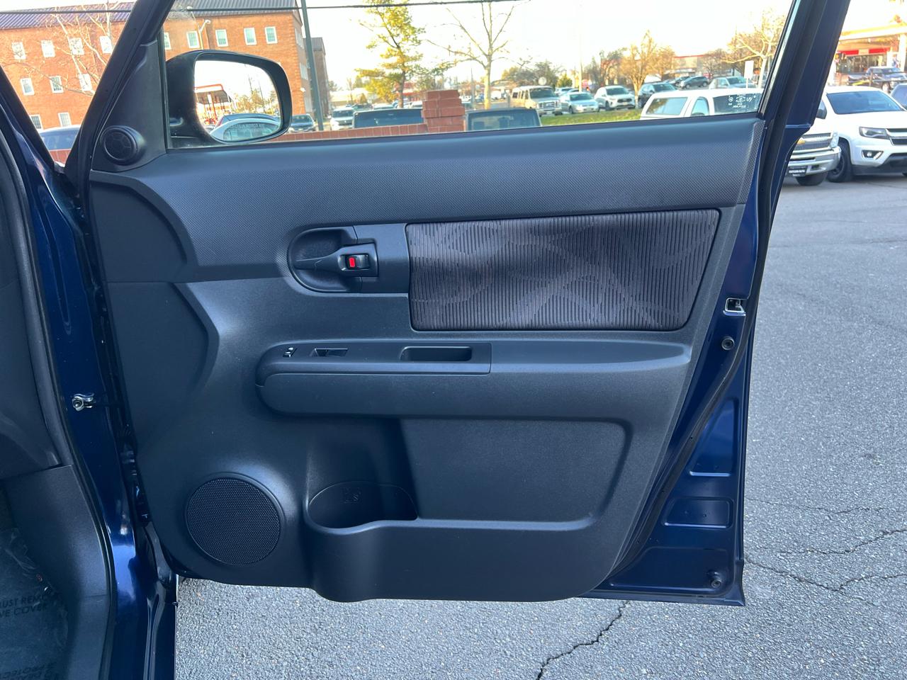 Scion xB 5-Door Wagon 5-Spd MT 2014