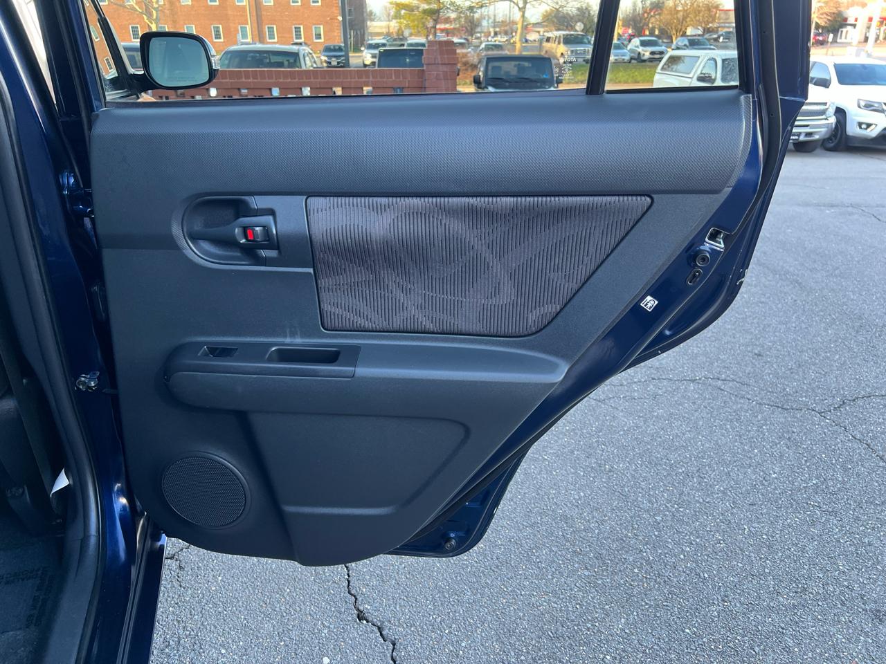 Scion xB 5-Door Wagon 5-Spd MT 2014