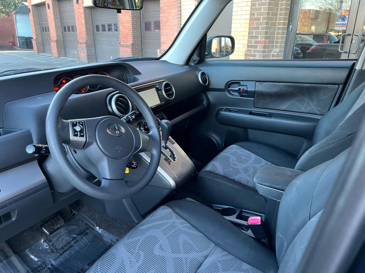 Scion xB 5-Door Wagon 5-Spd MT 2014