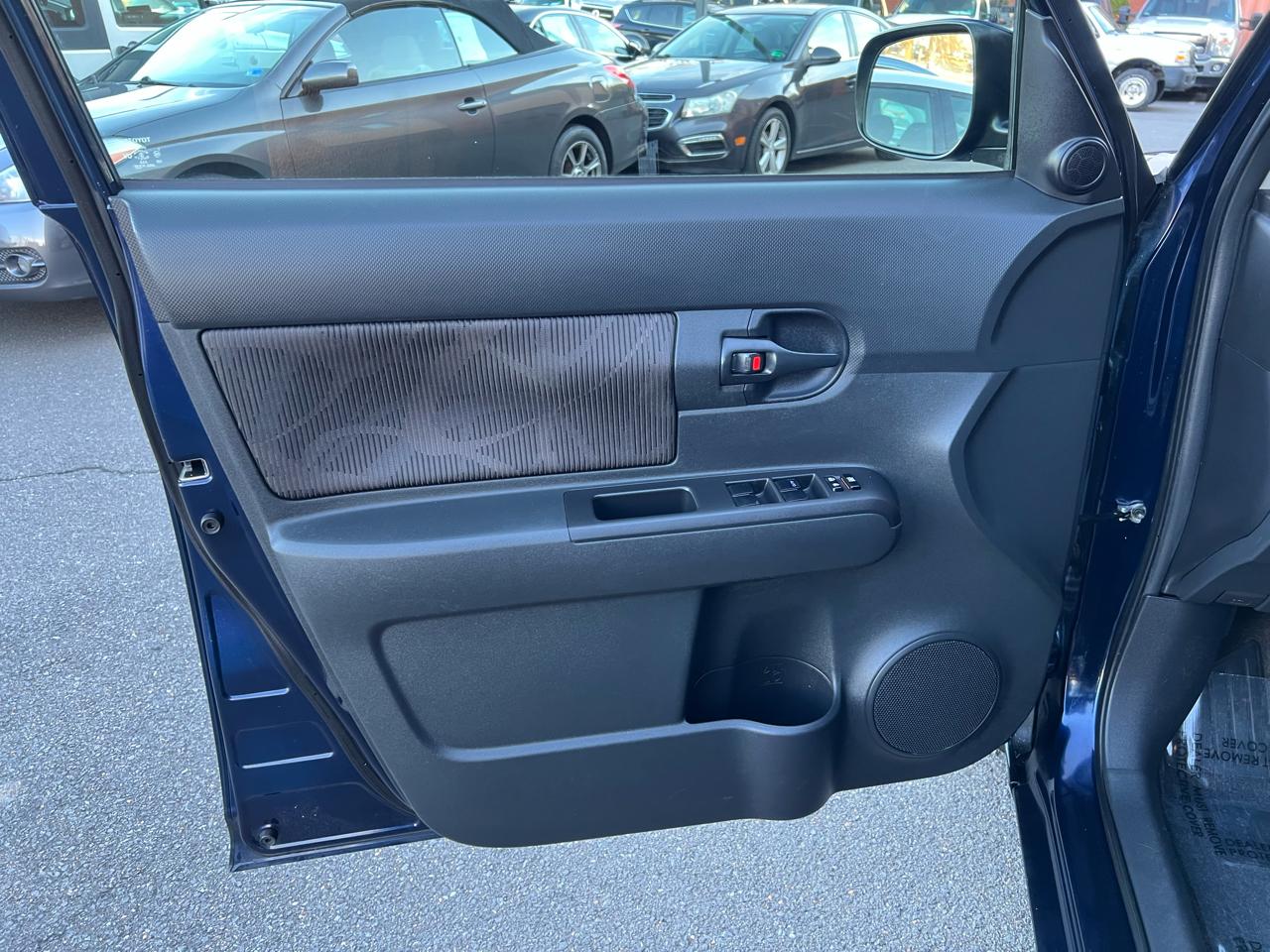 Scion xB 5-Door Wagon 5-Spd MT 2014