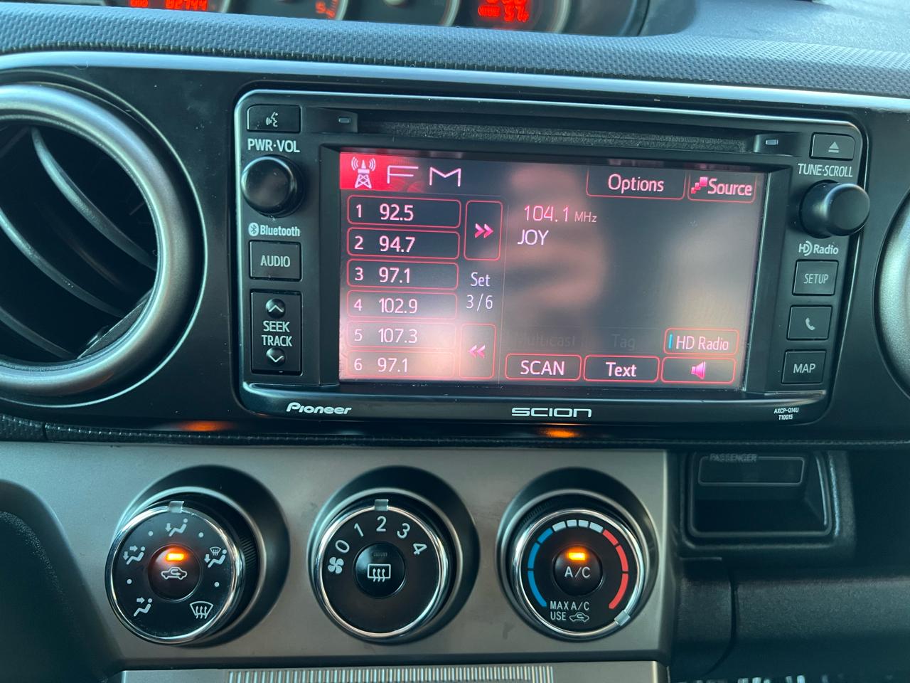 Scion xB 5-Door Wagon 5-Spd MT 2014