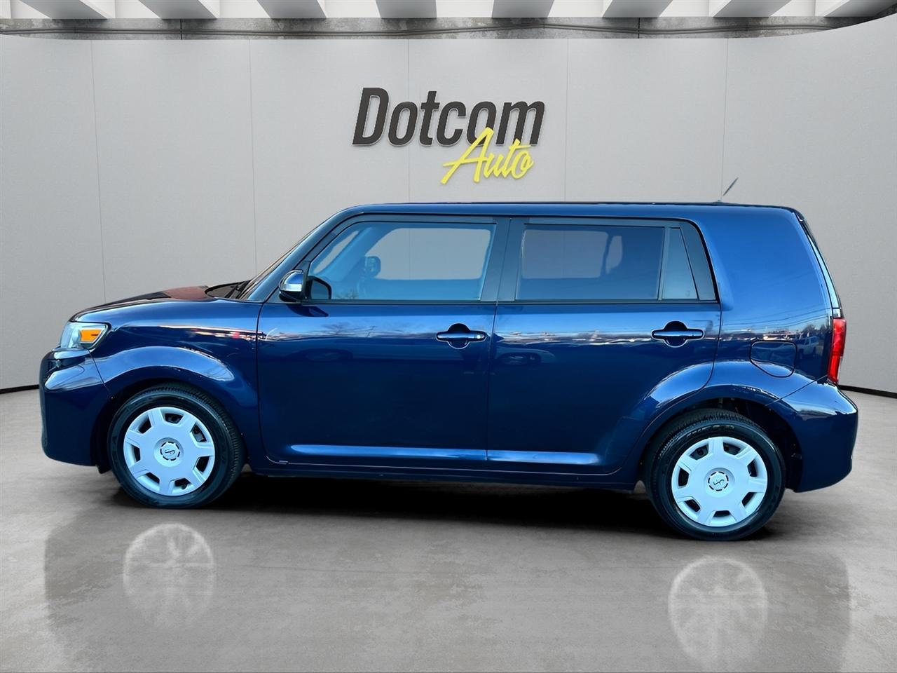 Scion xB 5-Door Wagon 5-Spd MT 2014