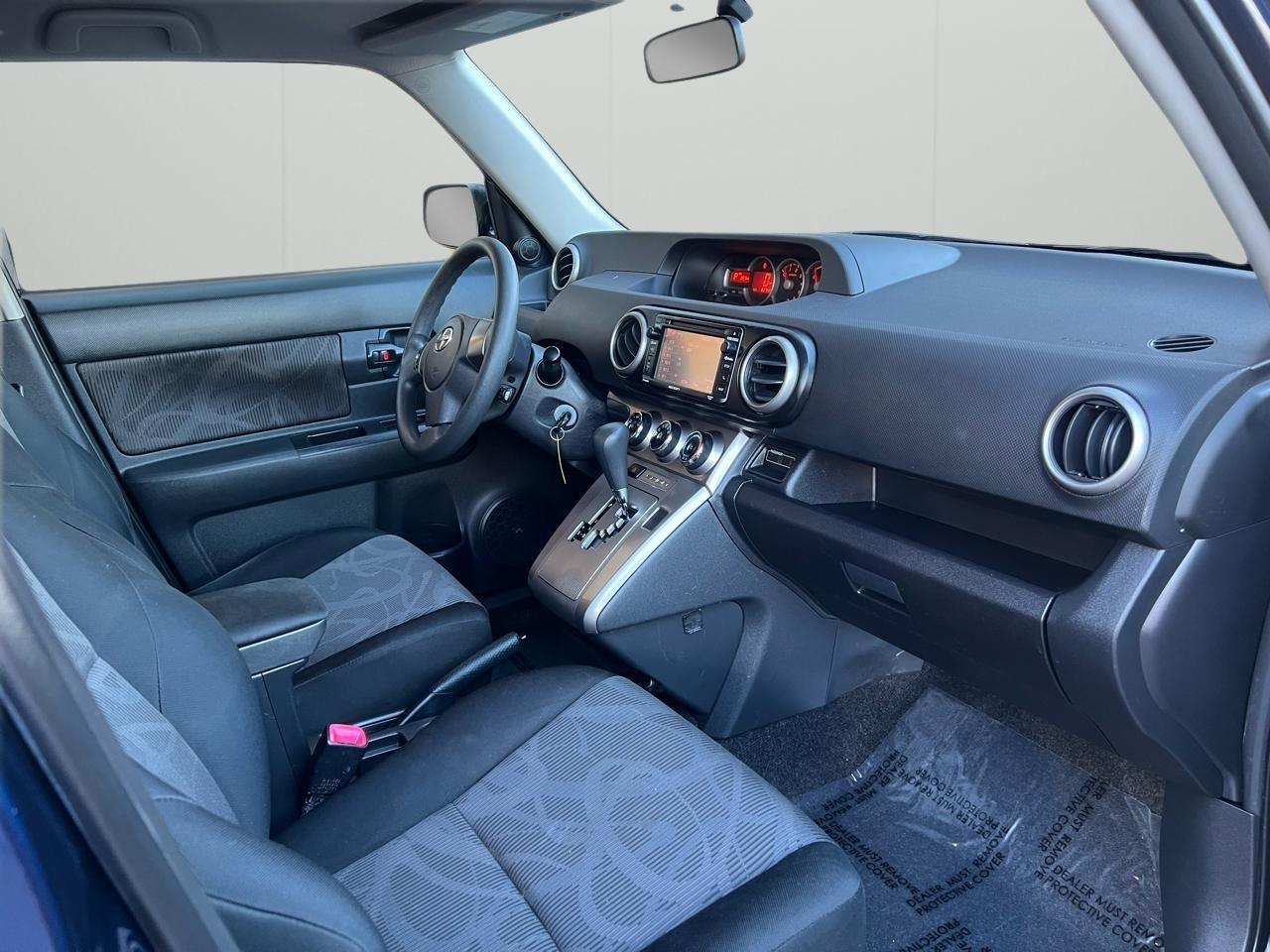 Scion xB 5-Door Wagon 5-Spd MT 2014