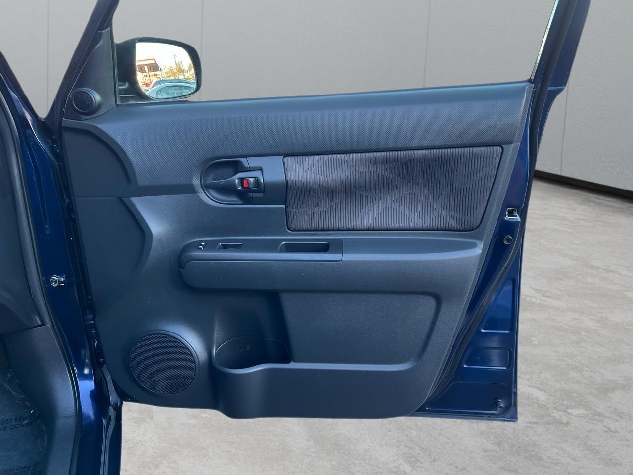 Scion xB 5-Door Wagon 5-Spd MT 2014