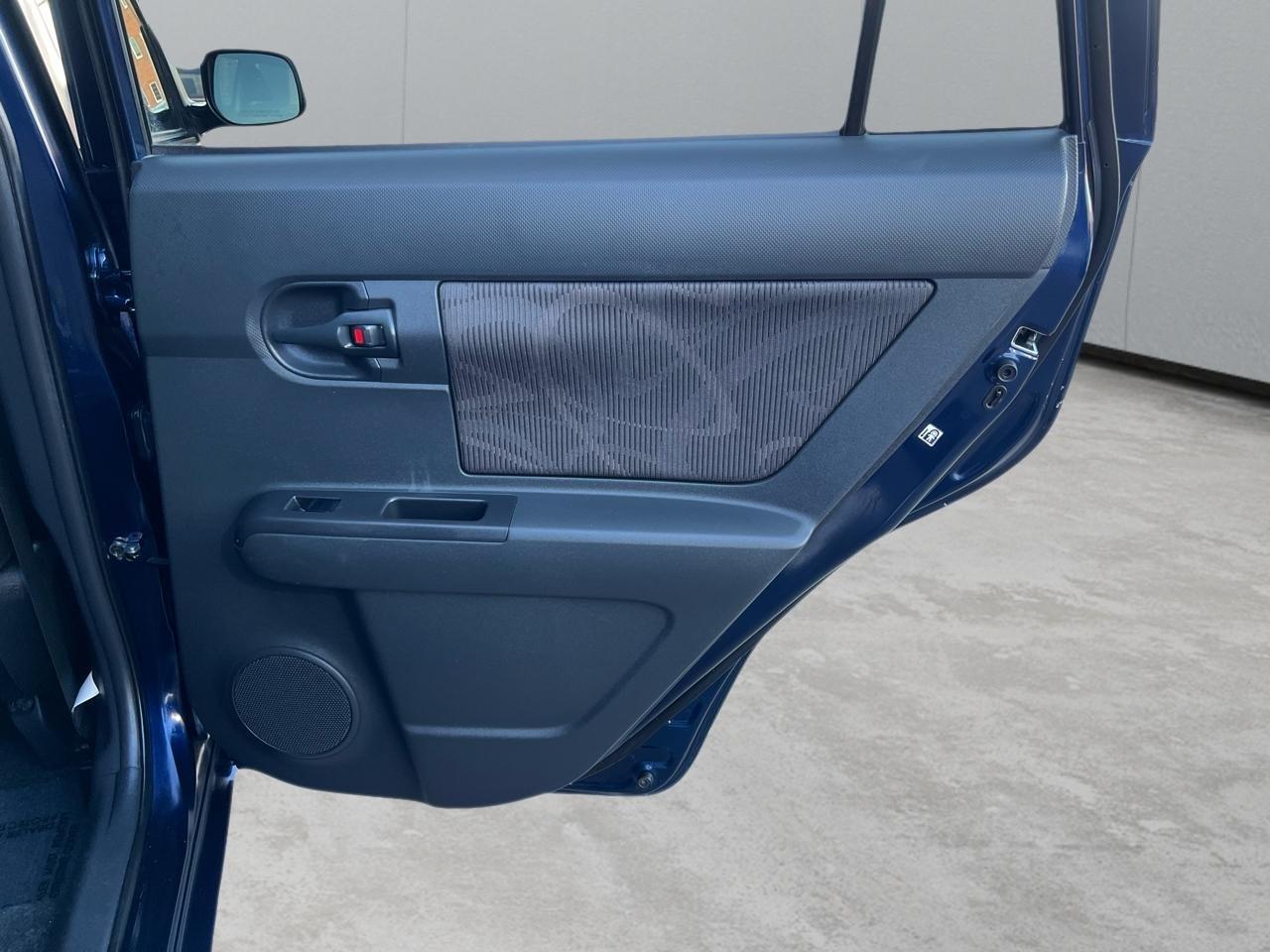 Scion xB 5-Door Wagon 5-Spd MT 2014