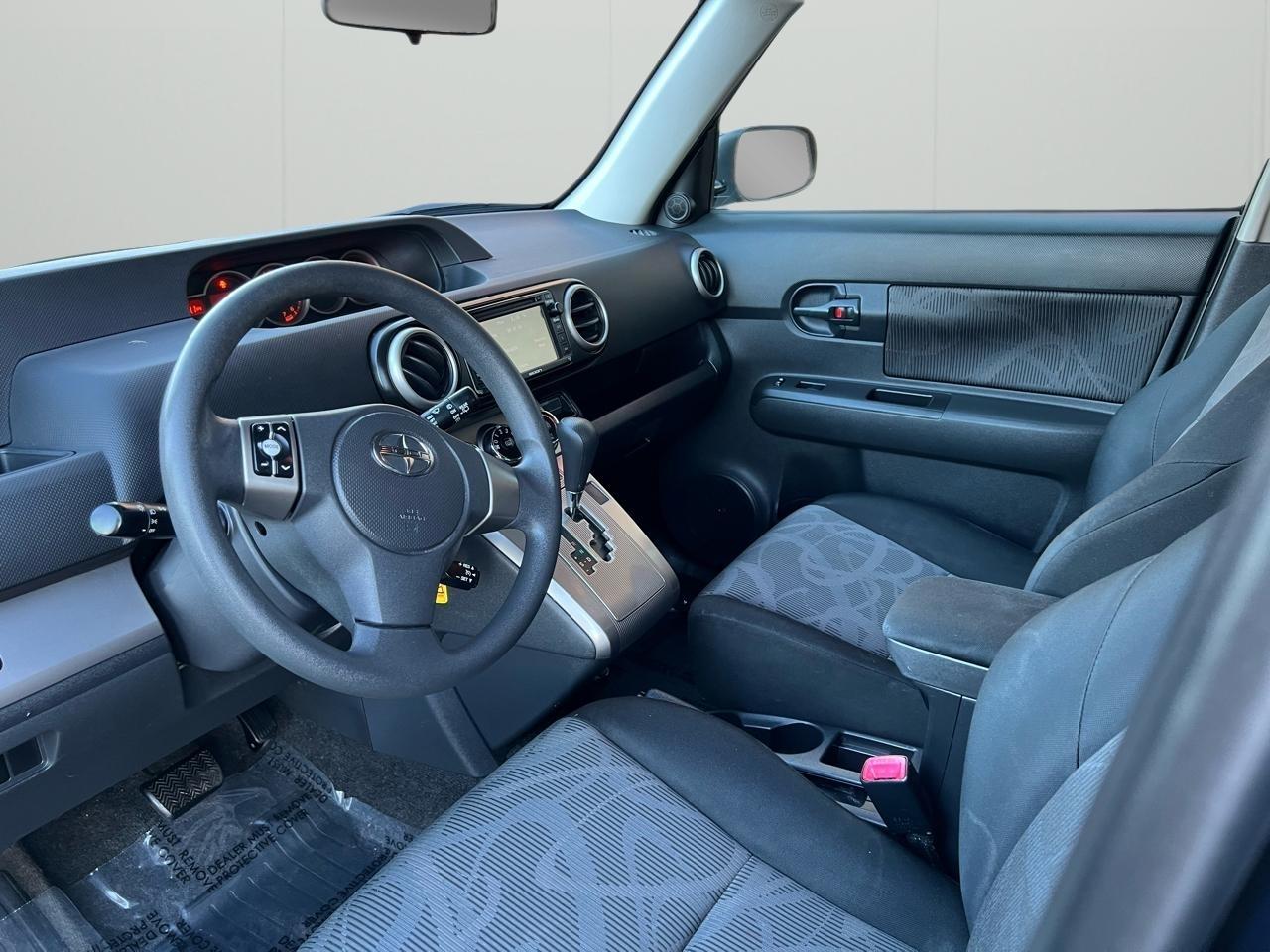 Scion xB 5-Door Wagon 5-Spd MT 2014