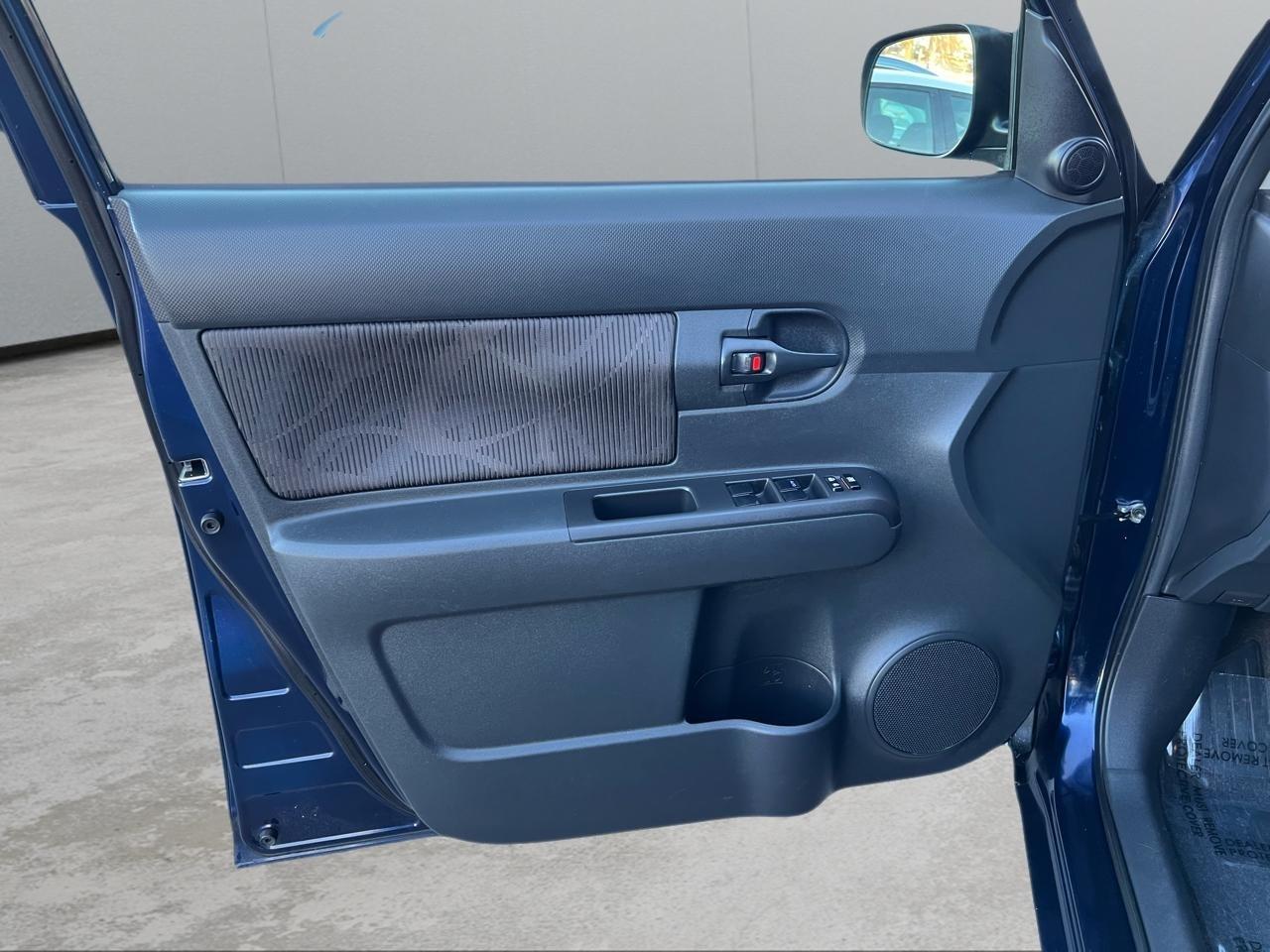 Scion xB 5-Door Wagon 5-Spd MT 2014