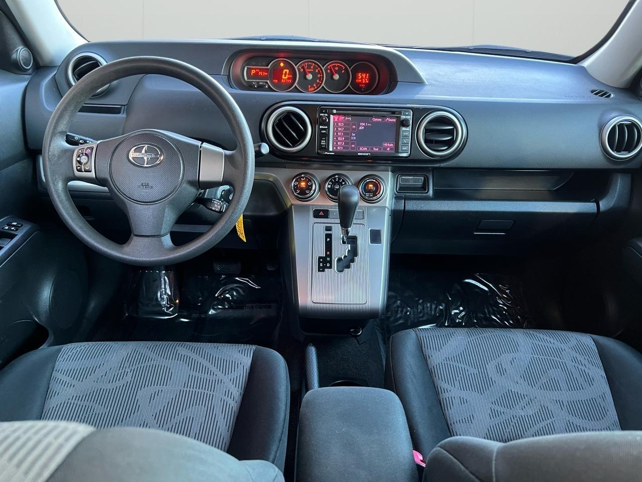 Scion xB 5-Door Wagon 5-Spd MT 2014