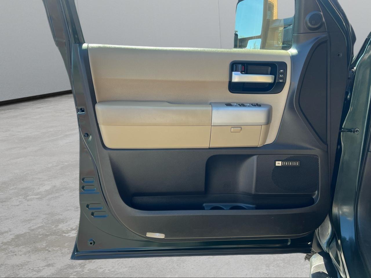 Toyota Sequoia Plantium 4WD 2008