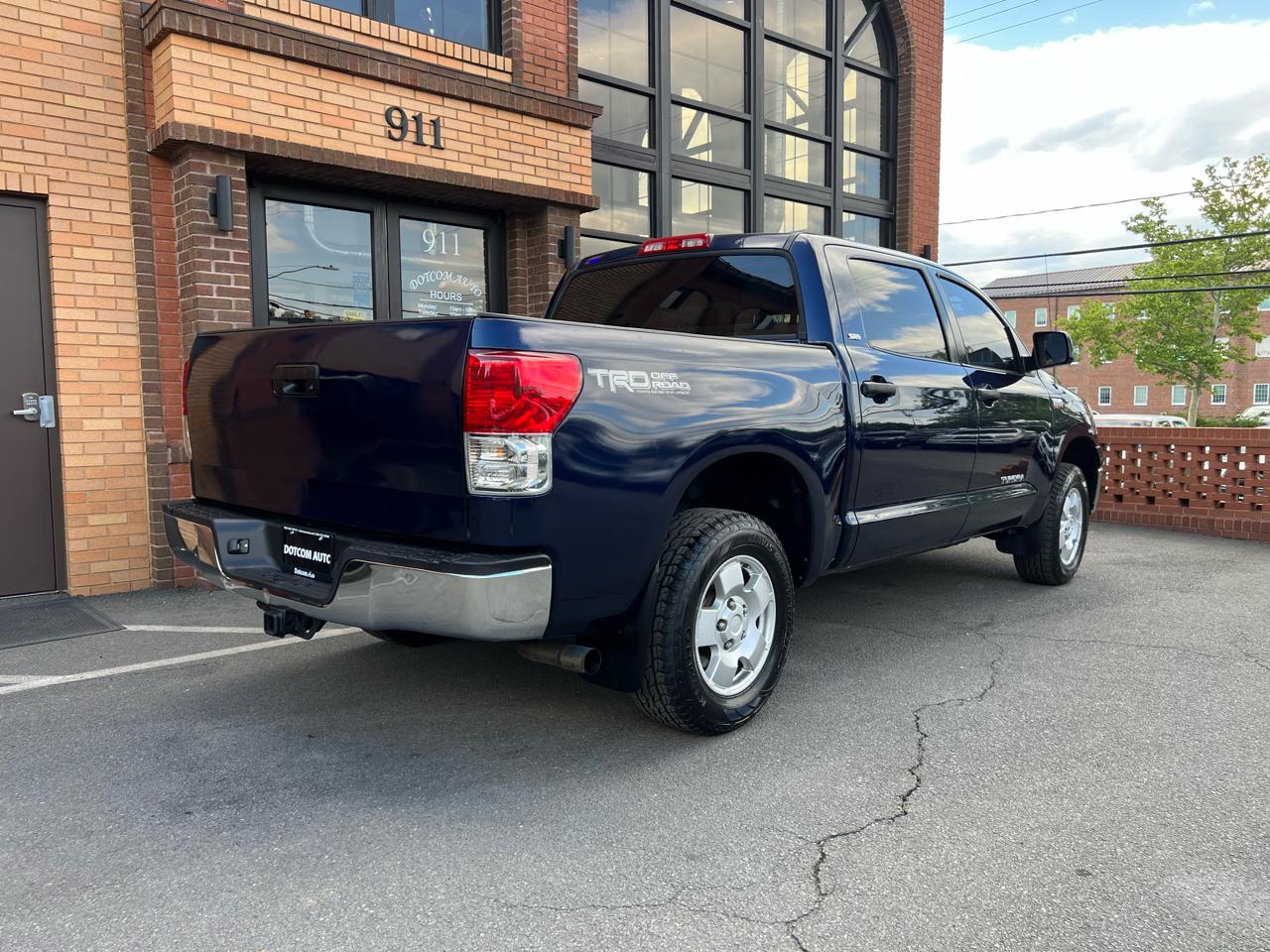 Toyota Tundra Tundra-Grade CrewMax 5.7L 4WD 2010