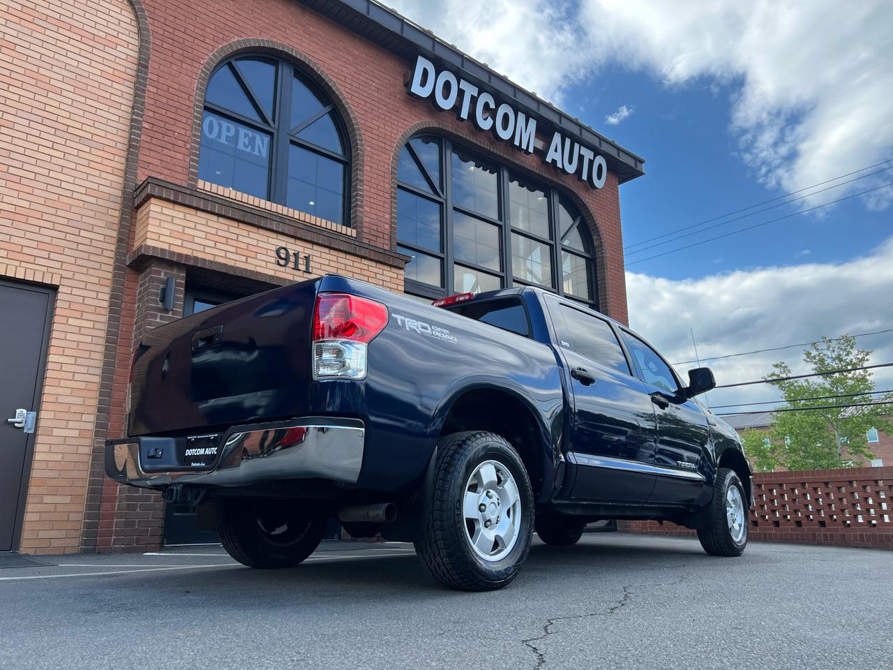 Toyota Tundra Tundra-Grade CrewMax 5.7L 4WD 2010
