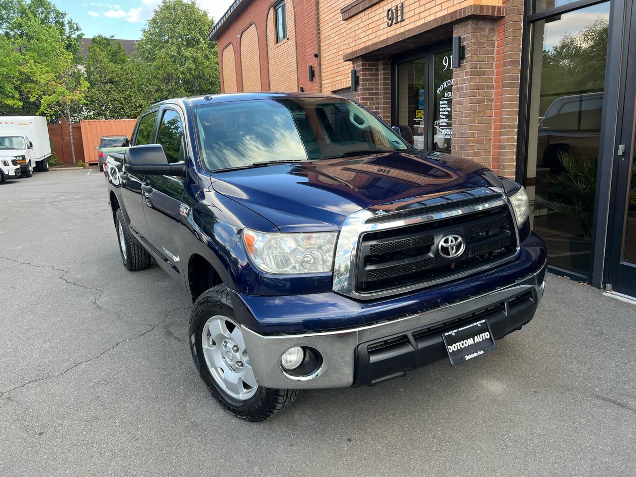 Toyota Tundra Tundra-Grade CrewMax 5.7L 4WD 2010