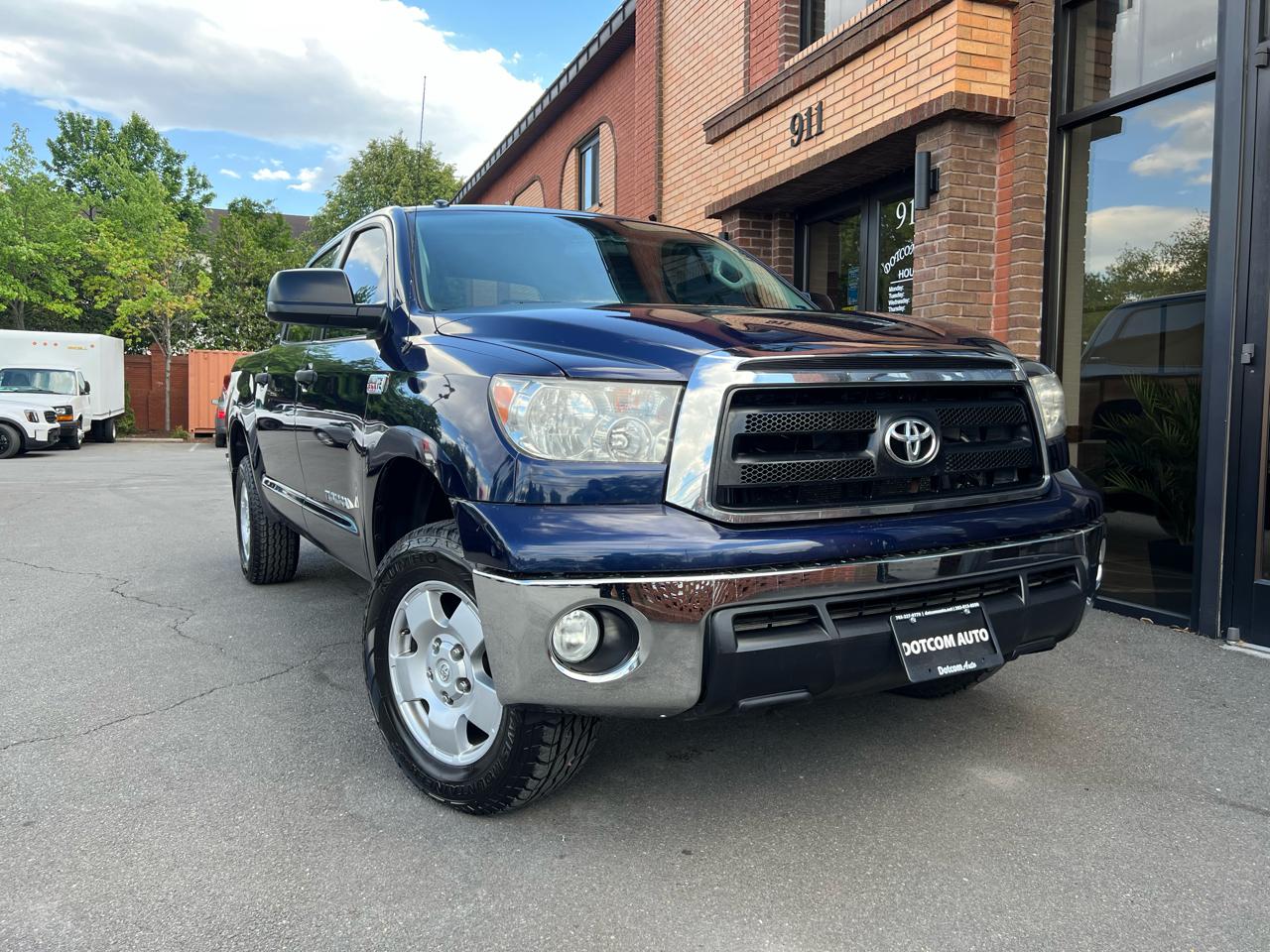 Toyota Tundra Tundra-Grade CrewMax 5.7L 4WD 2010