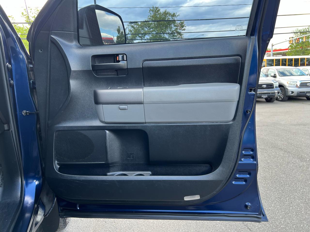 Toyota Tundra Tundra-Grade CrewMax 5.7L 4WD 2010