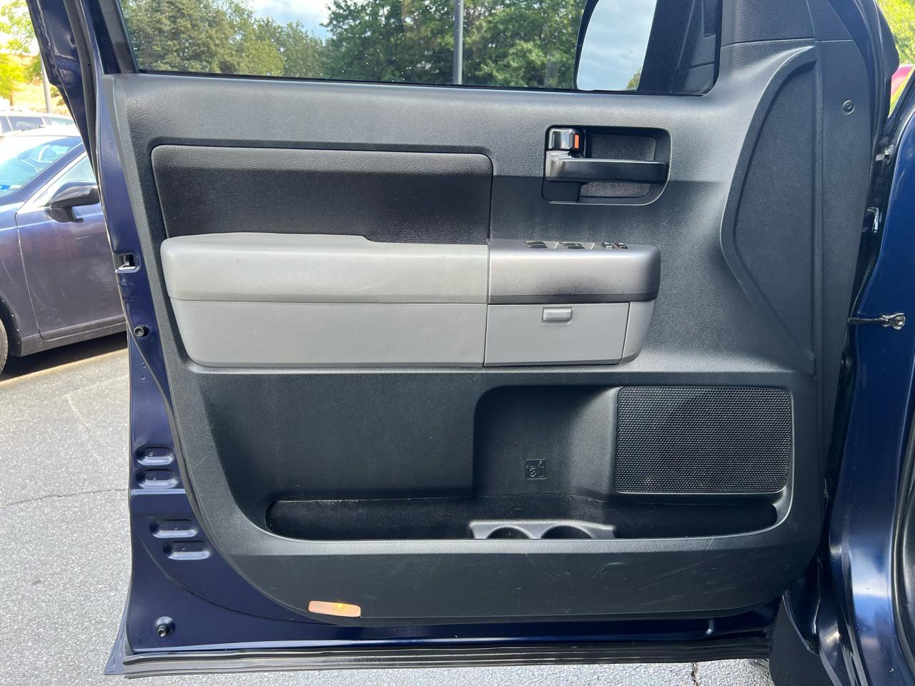 Toyota Tundra Tundra-Grade CrewMax 5.7L 4WD 2010