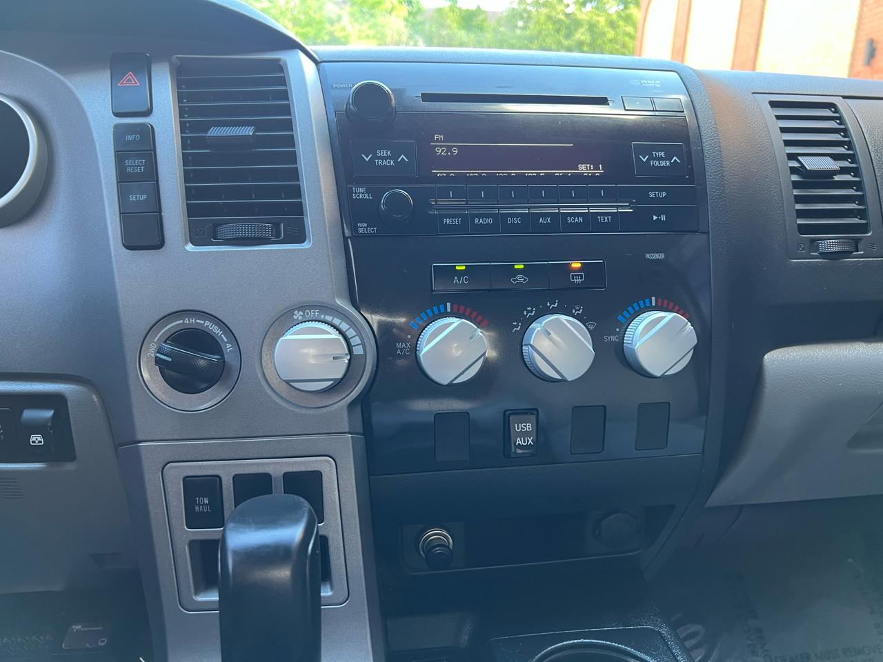 Toyota Tundra Tundra-Grade CrewMax 5.7L 4WD 2010