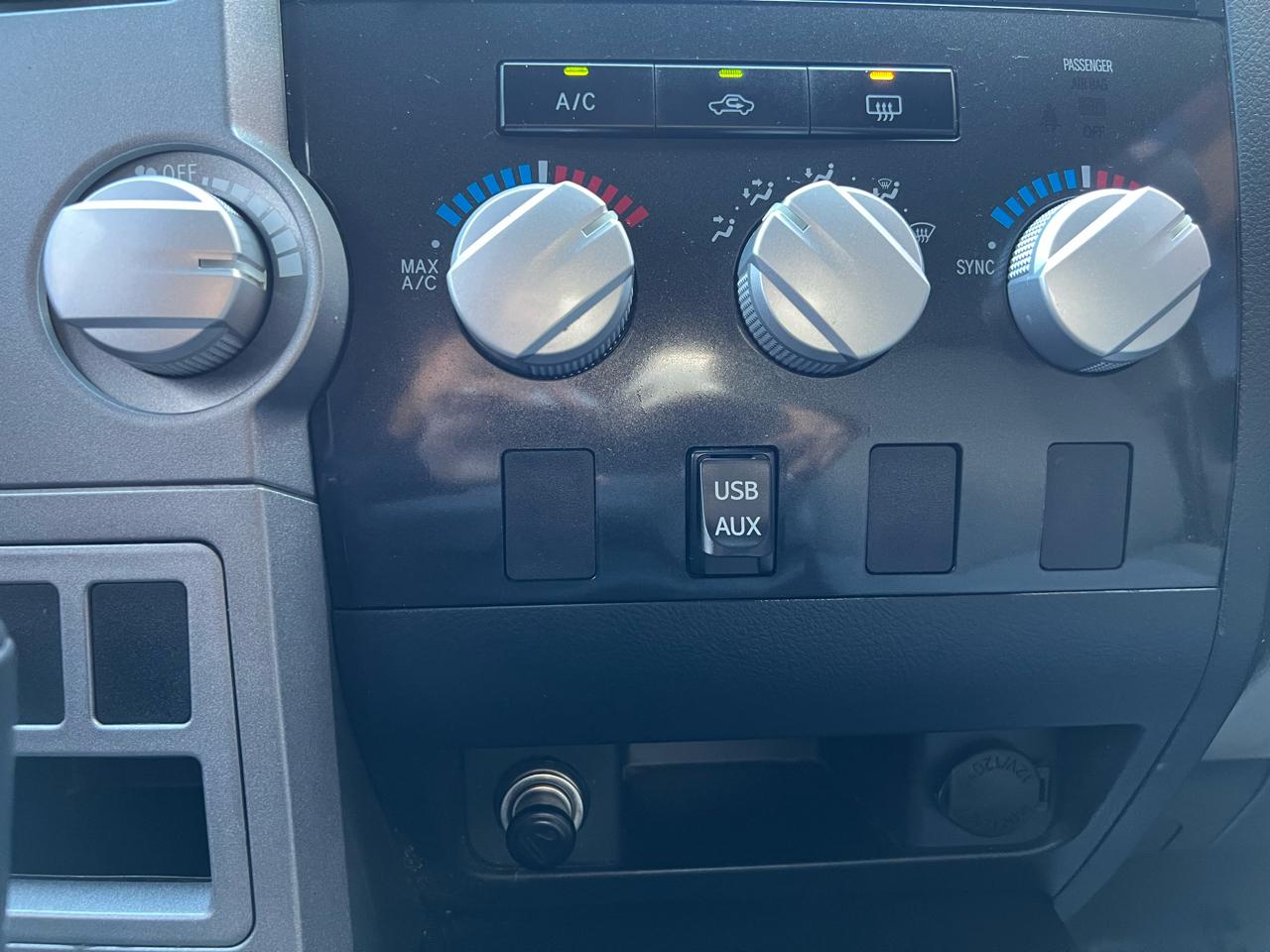 Toyota Tundra Tundra-Grade CrewMax 5.7L 4WD 2010